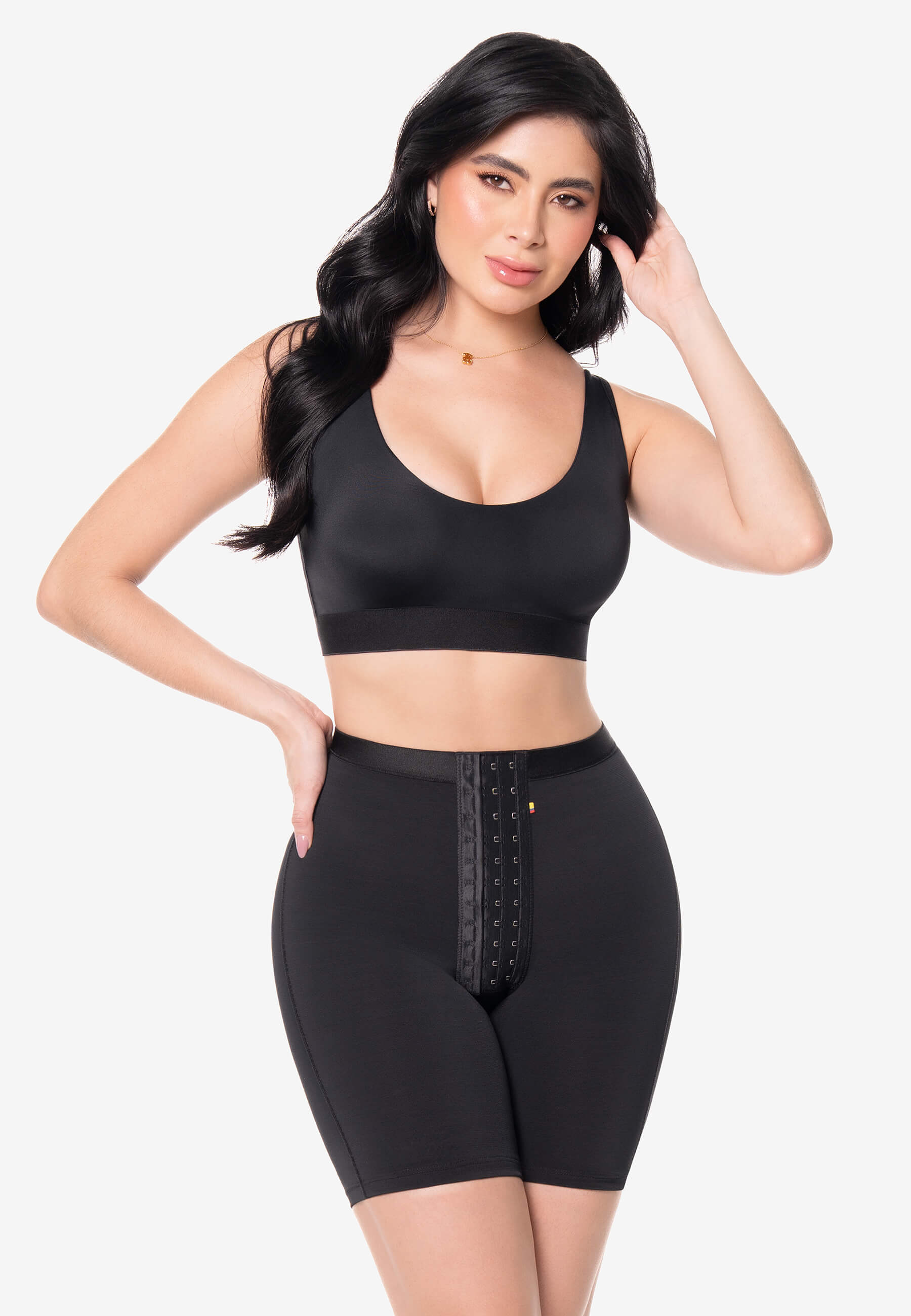 Curvia Short Miranda a la cintura media pierna con realce Negro